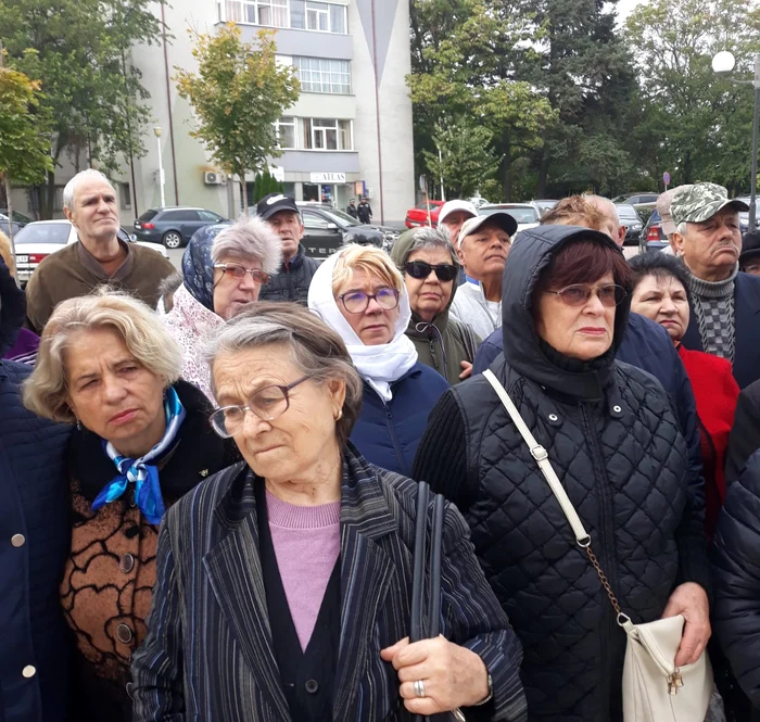 Pensionarii din Olt au protestat în fața Prefecturii Sursa FOTO: Florea Mitroi