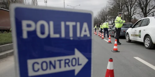 Soldati politisti verifica acte patruleaza piata Unirii coronavirus FOTO Inquam Photos / Octav Ganea