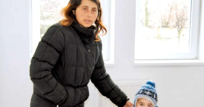Maria Gabor, cu unul dintre cei trei copii