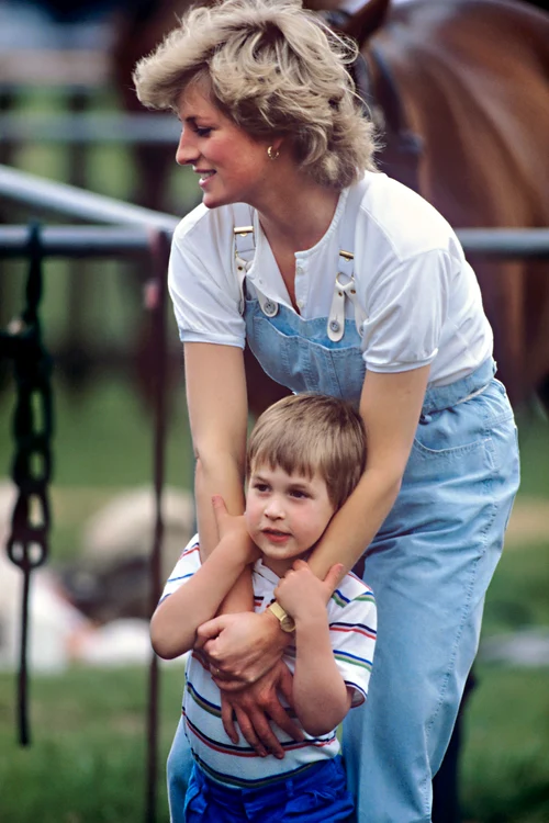 Micuțul William, alături de mama sa, regretata Prințesa Diana