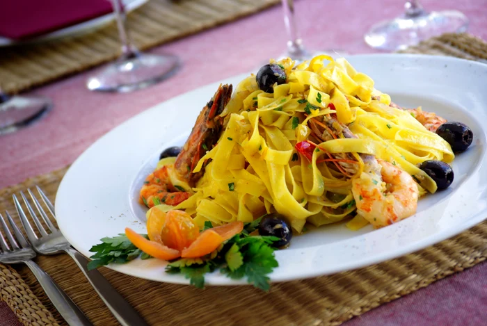Tagliatelle cu creveţi şi sos de roşii