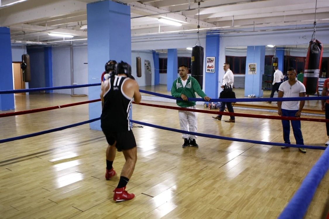 Mihai Dobrescu (cu mâneci roşii) şi Radu Manolescu (în maiou
negru), doi manageri la antrenamente şi în ringul de box. În spate, în cămaşa
albă, Mihai Tecău, preşedinte OMNIASIG În hanorac verde, instructorul Robert
Cristea FOTOGRAFII: EDUARD ENEA
