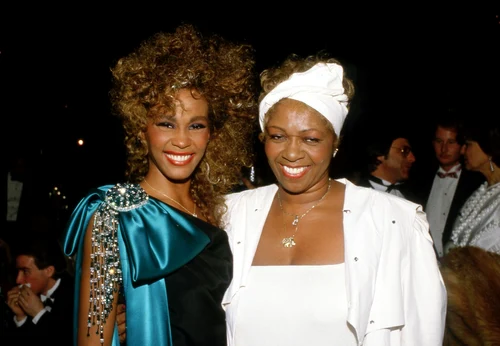 Whitney Houston și mama ei, Cissy Houston. FOTO: Profimedia