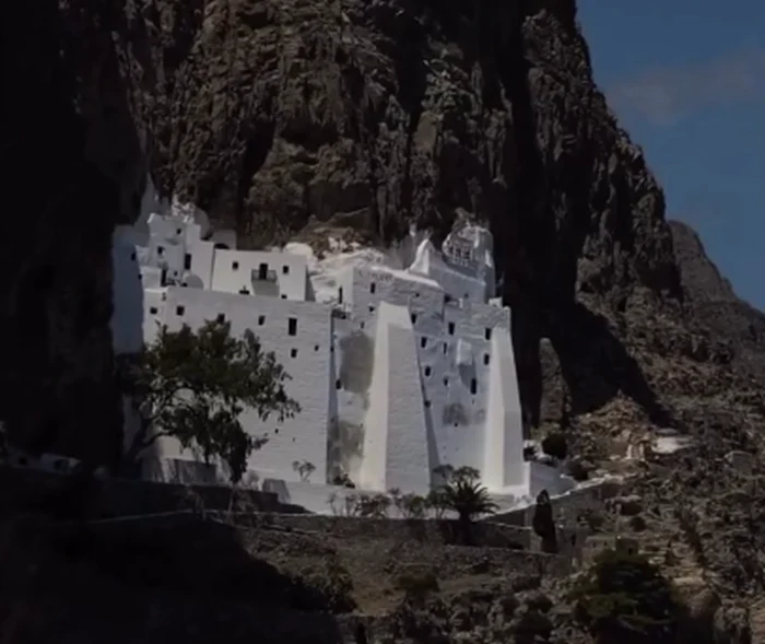 Mănăstirea Hozoviotissa din insula Amorgos. Sursă foto: Instagram