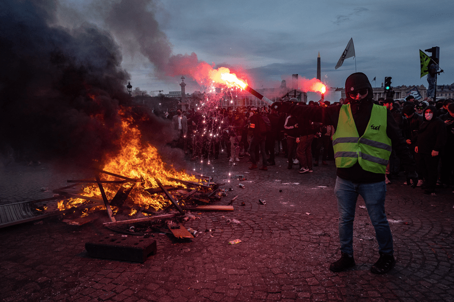Ce spun românii stabiliți în Franța despre creșterea vârstei de pensionare și protestele violente 