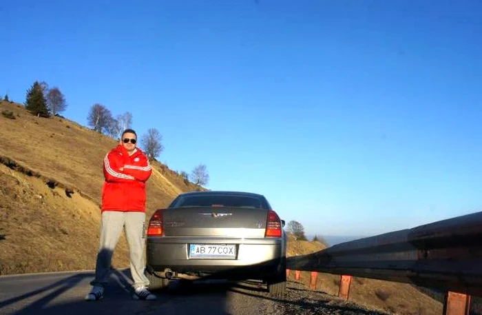Tânărul şi maşina cu care a intrat în camion. Foto Facebook