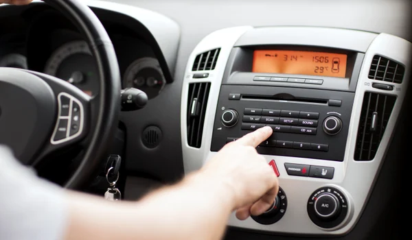 Bărbat în mașină - bord mașina -muzica FOTO Shutterstock
