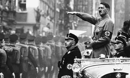 Hitler a ordonat crearea unor farfurii zburătoare pentru a ataca Londra şi New York ul jpeg