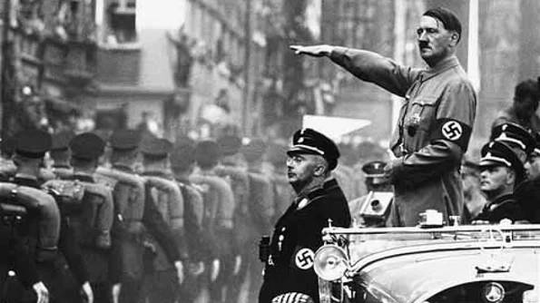 Hitler a ordonat crearea unor farfurii zburătoare pentru a ataca Londra şi New York ul jpeg