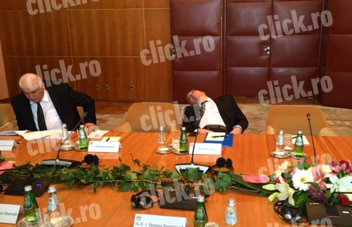 Somnul la politicieni. Şefull Cancelariei Prezidenţiale, Dan Mihalache (centru), doarme după o şedinţă de lucru. FOTO click.ro,