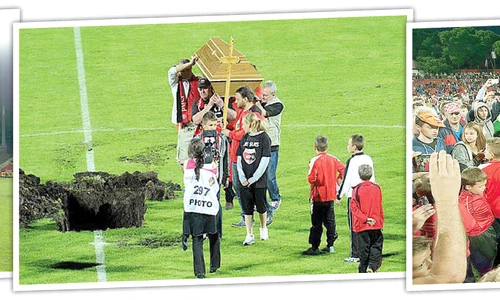Fanii au făcut o procesiune chiar pe teren jpeg