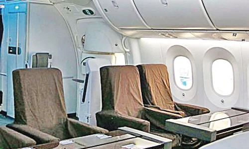 Aeronava, mobilată cu fotolii de piele are o capacitate de 80 de pasageri jpeg