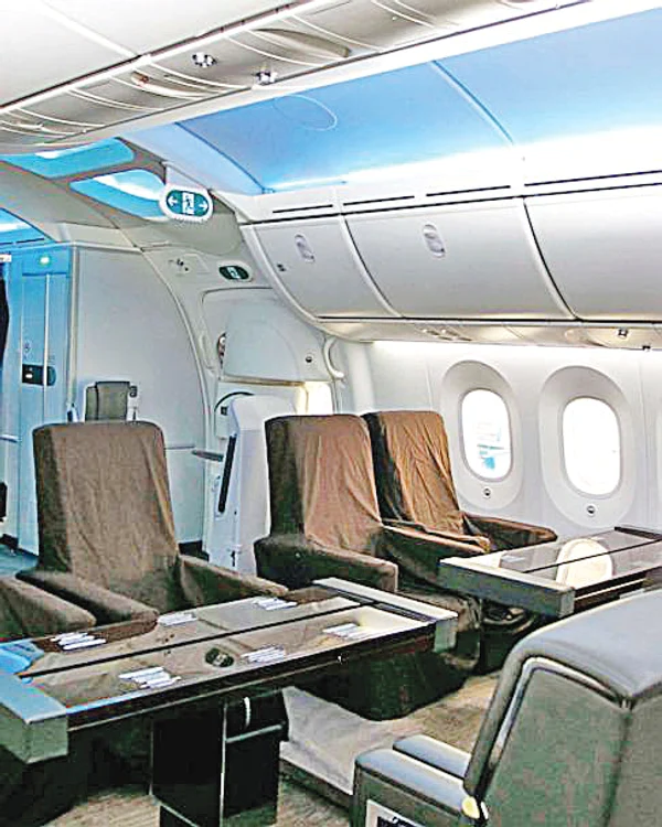 Aeronava, mobilată cu fotolii de piele are o capacitate de 80 de pasageri