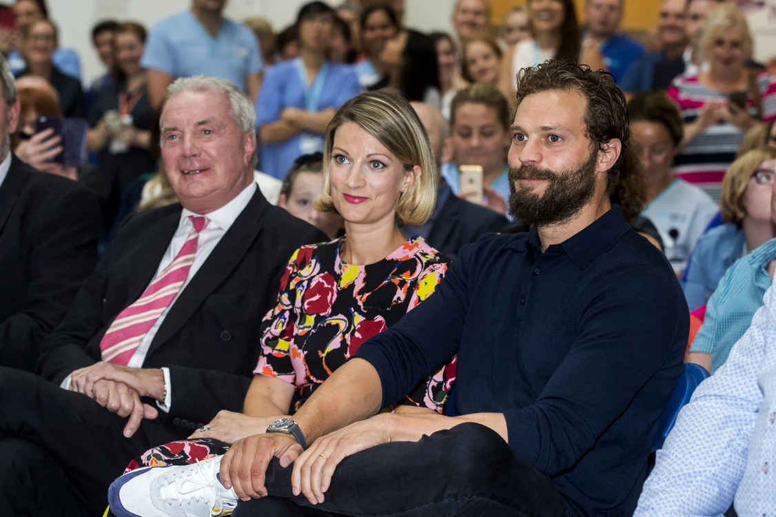 jamie dornan alaturi de tatal si sora sa jpg jpeg