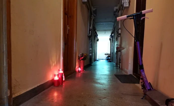 Rudele și vecinii au aprins lumânări în fața locuinței sinucigașului FOTO: adevarul.ro 