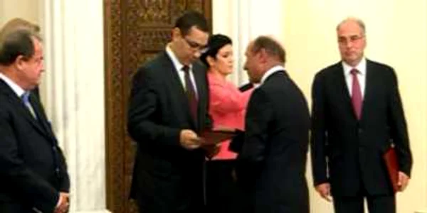 Traian Băsescu i-a înmânat lui Victor Ponta scrisoarea într-un dosar roşu