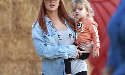 Exclusive    Christina Aguilera Enjoys Herself With Family At Pumpkin Patch In Los Angeles ***NO USE W/O PRIOR AGREEMENT   CALL FOR PRICING** jpeg