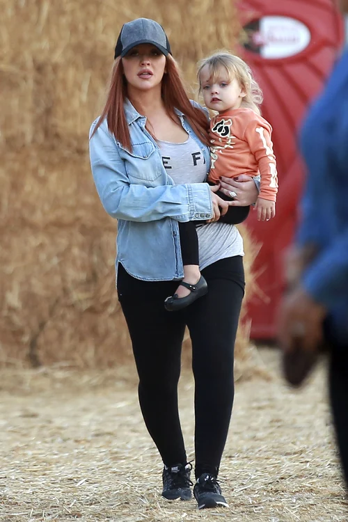 Exclusive    Christina Aguilera Enjoys Herself With Family At Pumpkin Patch In Los Angeles ***NO USE W/O PRIOR AGREEMENT   CALL FOR PRICING** jpeg