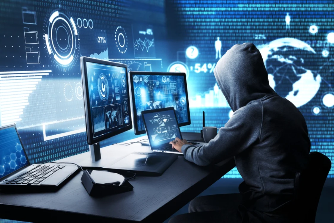 Hacker hacking computer laptop ransomware FOTO Shutterstock