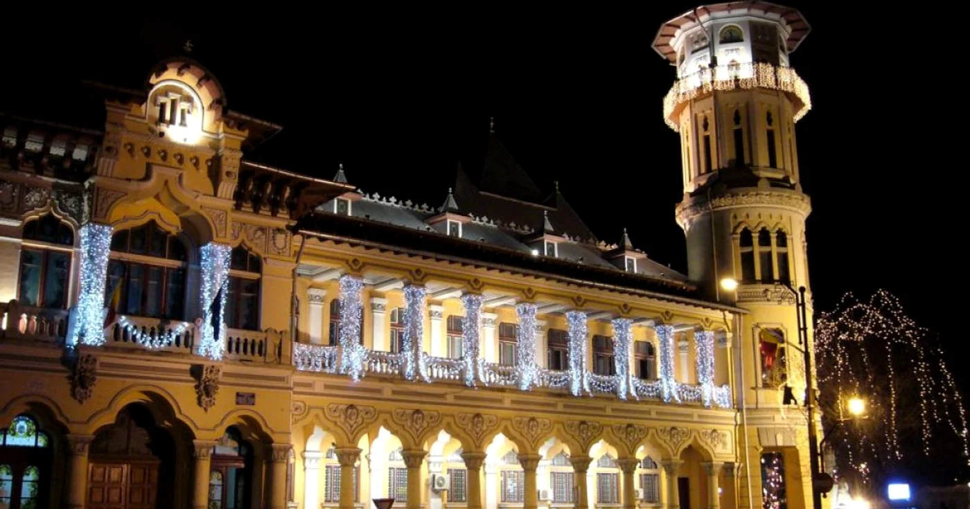Aşa arată Primăria Buzău, gătită de Sărbători! Foto: I.B.