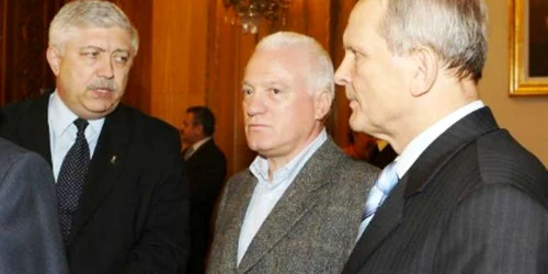 Cătălin Croitoru (primul din stânga) pare să nu-şi dorească funcţia de ministru