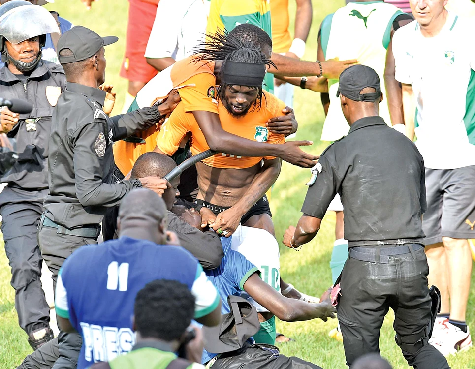 
    Gervinho a fost dezbrăcat de fanii care doreau neapărat o amintire după calificarea echipeiFoto: AFP  