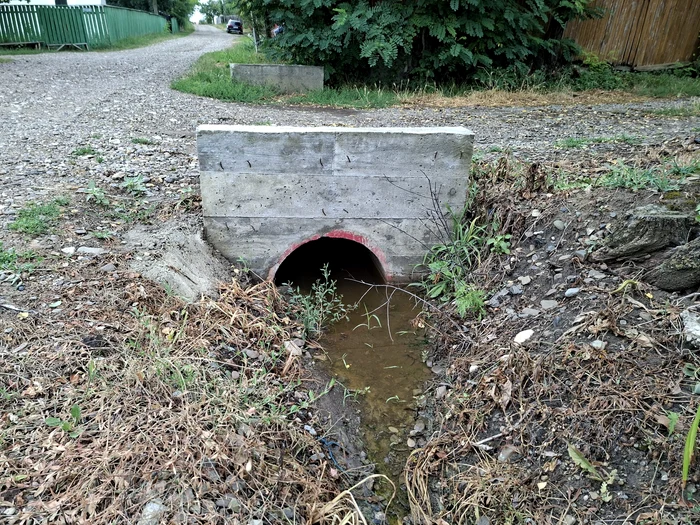 Cum ajung românii să-și facă rău cu mâna lor. Nepăsarea costă scump când plouă: drumuri distruse, culturi stricate și gospodării inundate