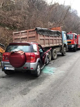 Accident pe o rută alternativă de pe Valea Oltului la Dăeşti Vâlcea femeie încarcerată Foto Adevărul