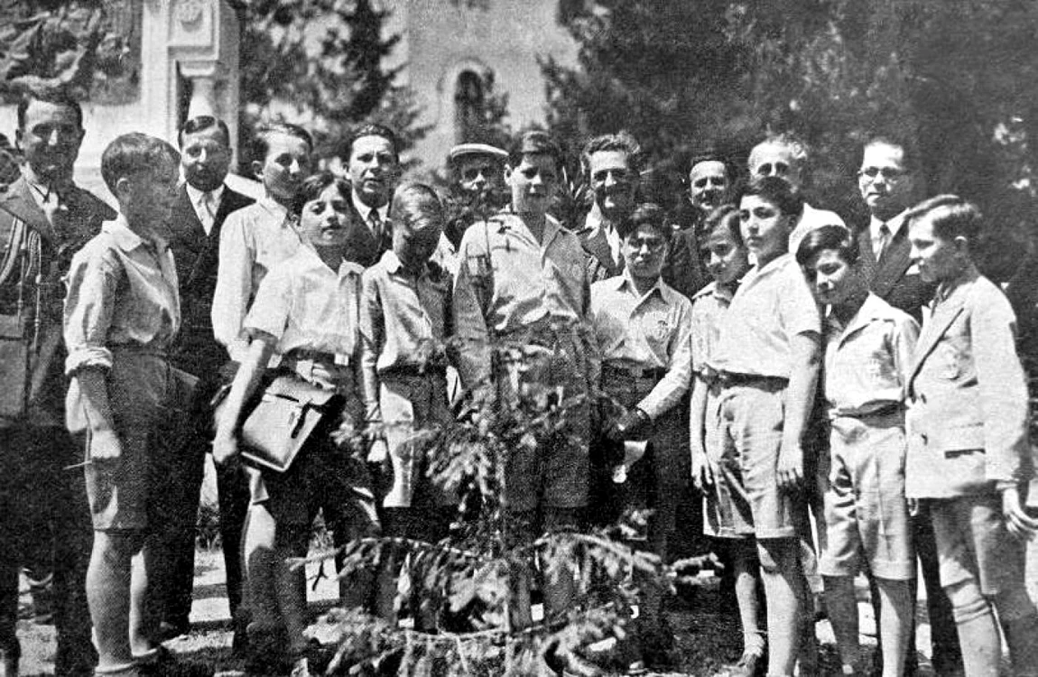 Regele Mihai împreună cu colegii de clasă, la Mânăstirea Dealului (iunie 1934). FOTO: clasapalatina.wordpress.com