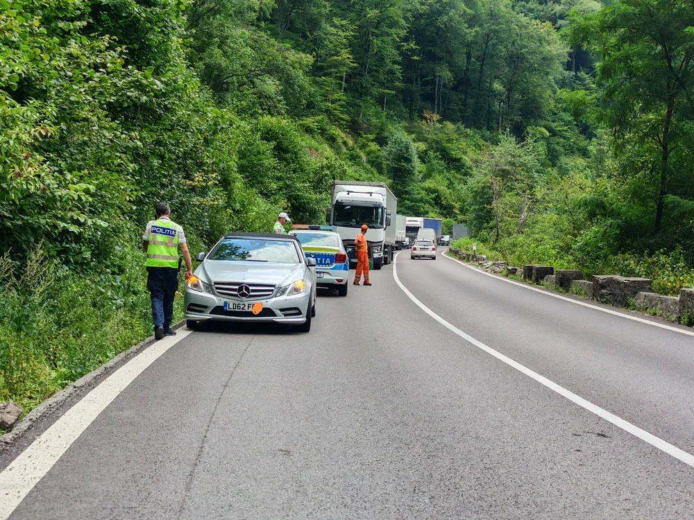 Un șofer a blocat traficul pe Valea Oltului după ce și-a „abandonat” Mercedesul înmatriculat în Anglia pe DN7. Ce le-a spus polițiștilor