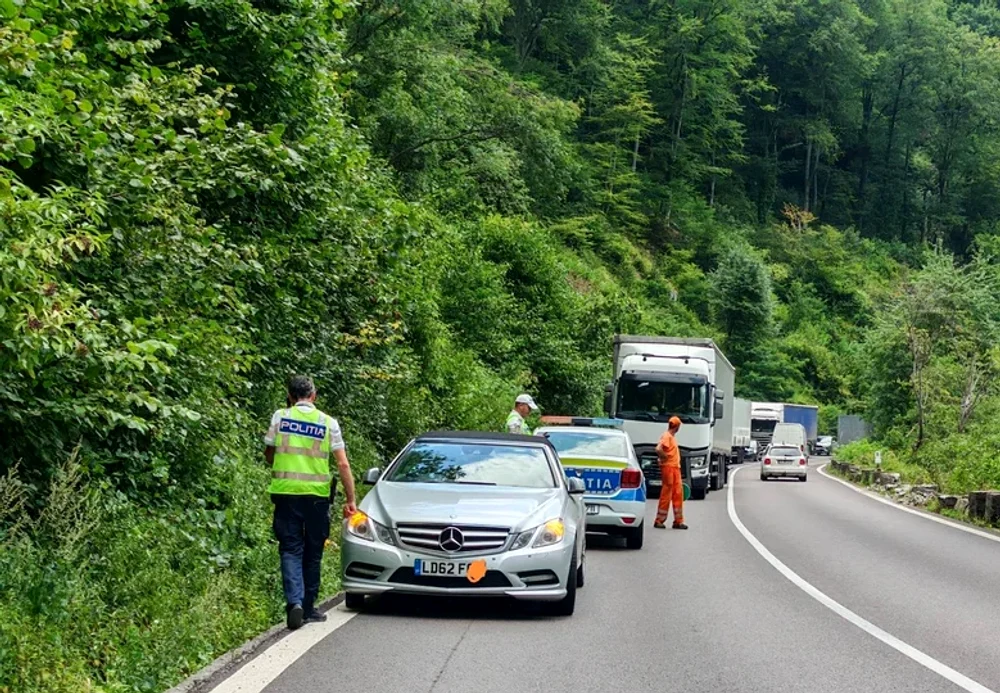 În spatele mașini s-a format o coloană imensă. FOTO DRDP Craiova