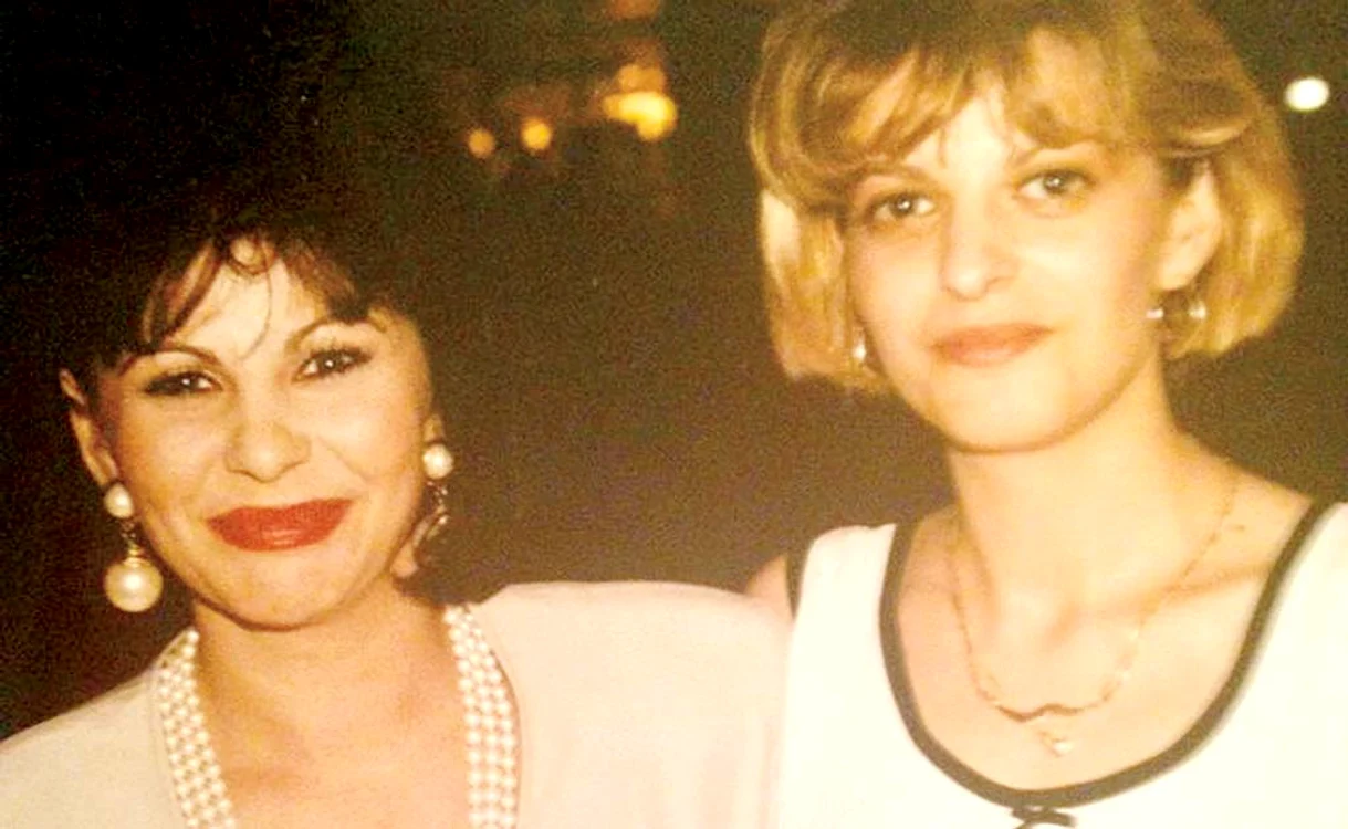 
    Elena Cârstea, alături  de Ofelia, sora ei, care  s-a stins în ianuarie 2017foto: arhiva personală  