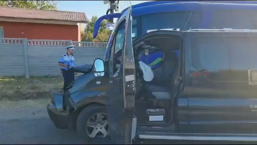 Șofer pozitiv la droguri, vinovat de accidentul grav din Olt. A intrat cu utilitara într-un autocar plin cu oameni VIDEO
