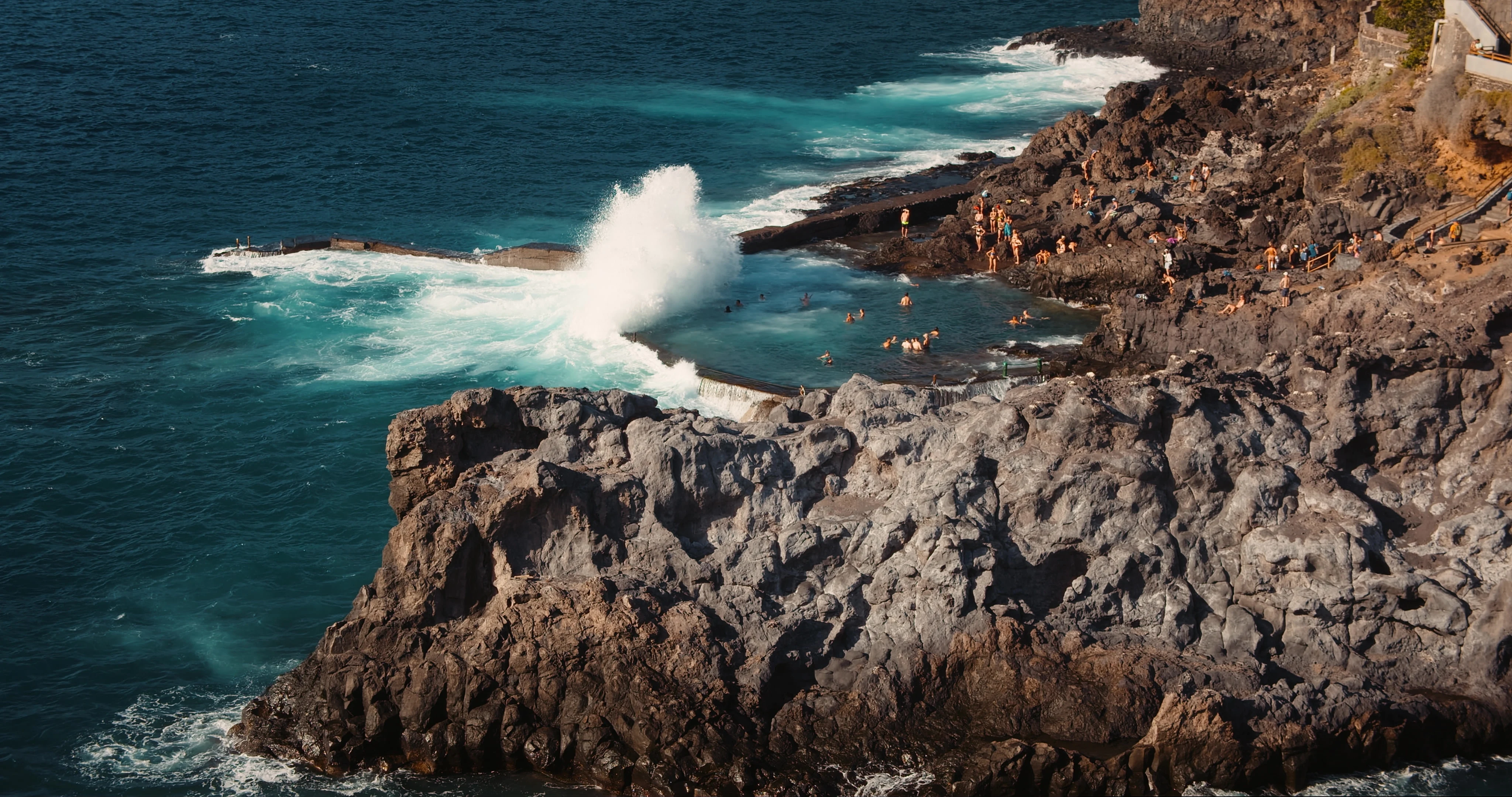 Doi români au murit în Tenerife după ce au fost luați de un val uriaș dintr-o piscină naturală. Alte două persoane și-au pierdut viața