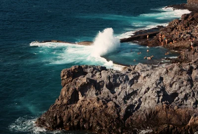 Valuri se izbesc de țărmul stâncos al piscinei naturale Isla Cangrejo, Tenerife FOTO Shutterstock
