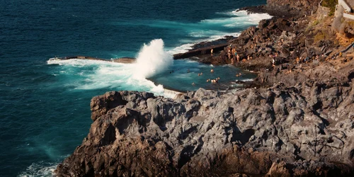Valuri se izbesc de țărmul stâncos al piscinei naturale Isla Cangrejo, Tenerife FOTO Shutterstock