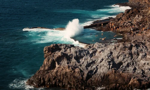 Valuri se izbesc de țărmul stâncos al piscinei naturale Isla Cangrejo, Tenerife FOTO Shutterstock