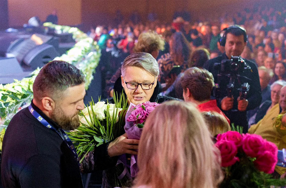 A fost asaltat de fani cu buchete de flori chiar în timpul concertului 