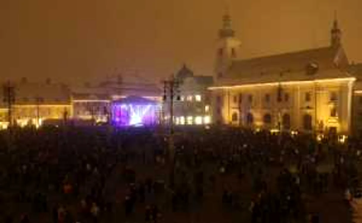 Mii de sibieni petrec, anual, noaptea de Revelion în Piaţa Mare