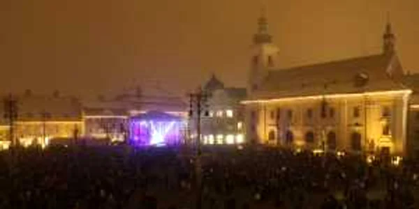 Mii de sibieni petrec, anual, noaptea de Revelion în Piaţa Mare