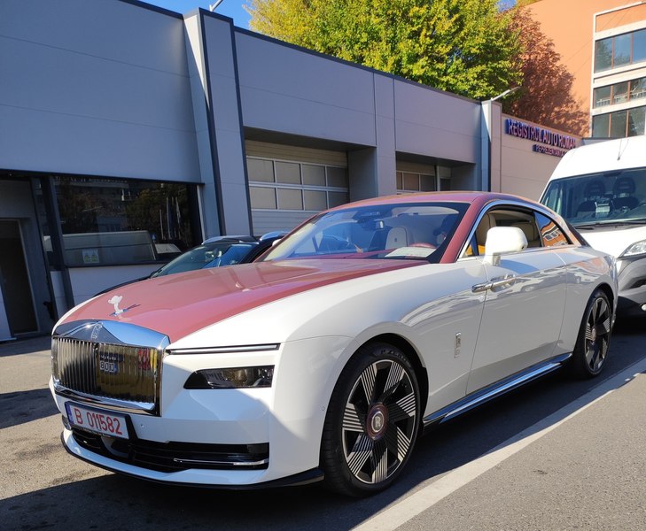 Cum arată primul model electric Rolls Royce. Are un preț de 400.000 de euro și a fost fotografiat la RAR Griviţa