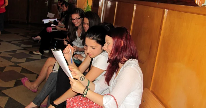 Absolvenţii de liceu au dat piept cu Bac-ul