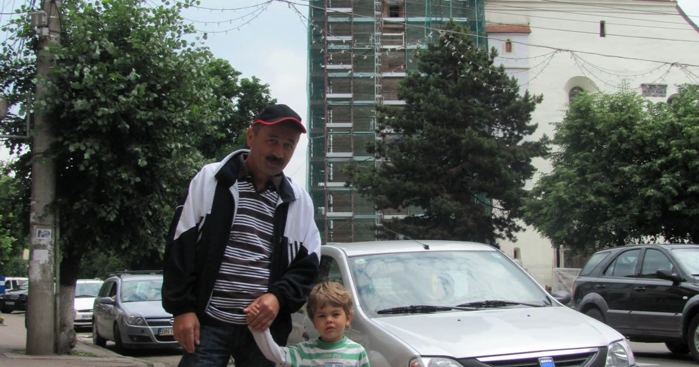 Ioan Saxon alături de nepotul său în faţa bisericii care a ars acum trei ani