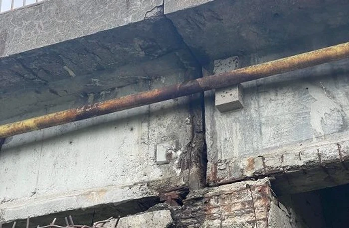 Podul are mai multe crăpături FOTO Facebook consilier Criș