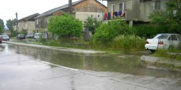 Ploile s-au transformat în lapoviţă şi ninsoare