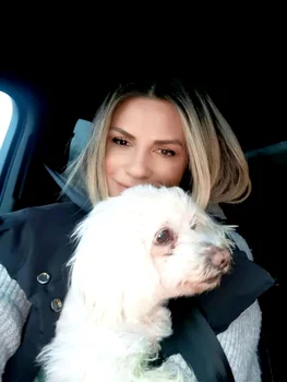 Ellie White, cu cățelușa Daisy Sursa foto: Facebook