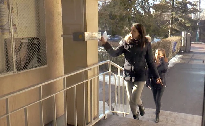 Rodica Popescu, directorul colegiului, spune că 95% din părinţi au ales să primească mailuri informative privind prezenţa copiilor la şcoală