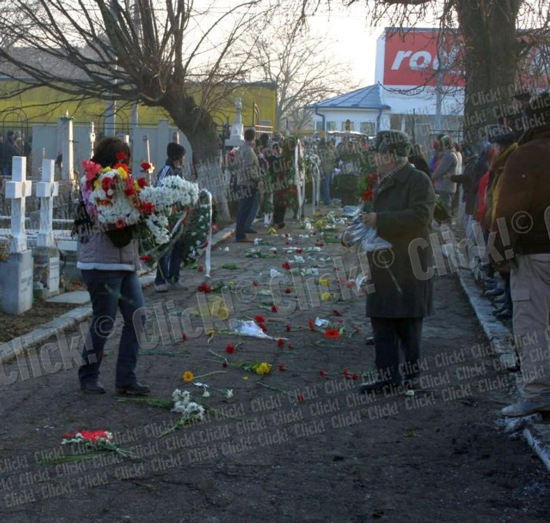 Vasile Muraru l-a condus pe Nae Lăzărescu, partenerul său de scenă, pe ultimul drum (Foto: Ştefan Borcea)