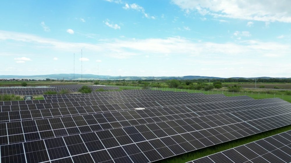 Primul municipiu din România cu parc fotovoltaic care va asigura 90% din consumul public de energie electrică