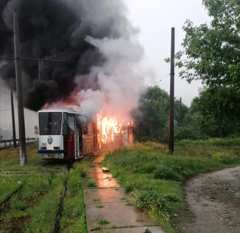 Tramvaiul aflat în mers s-a aprins ca o torţă din cauza unui fulger FOTO: ISU DOLJ